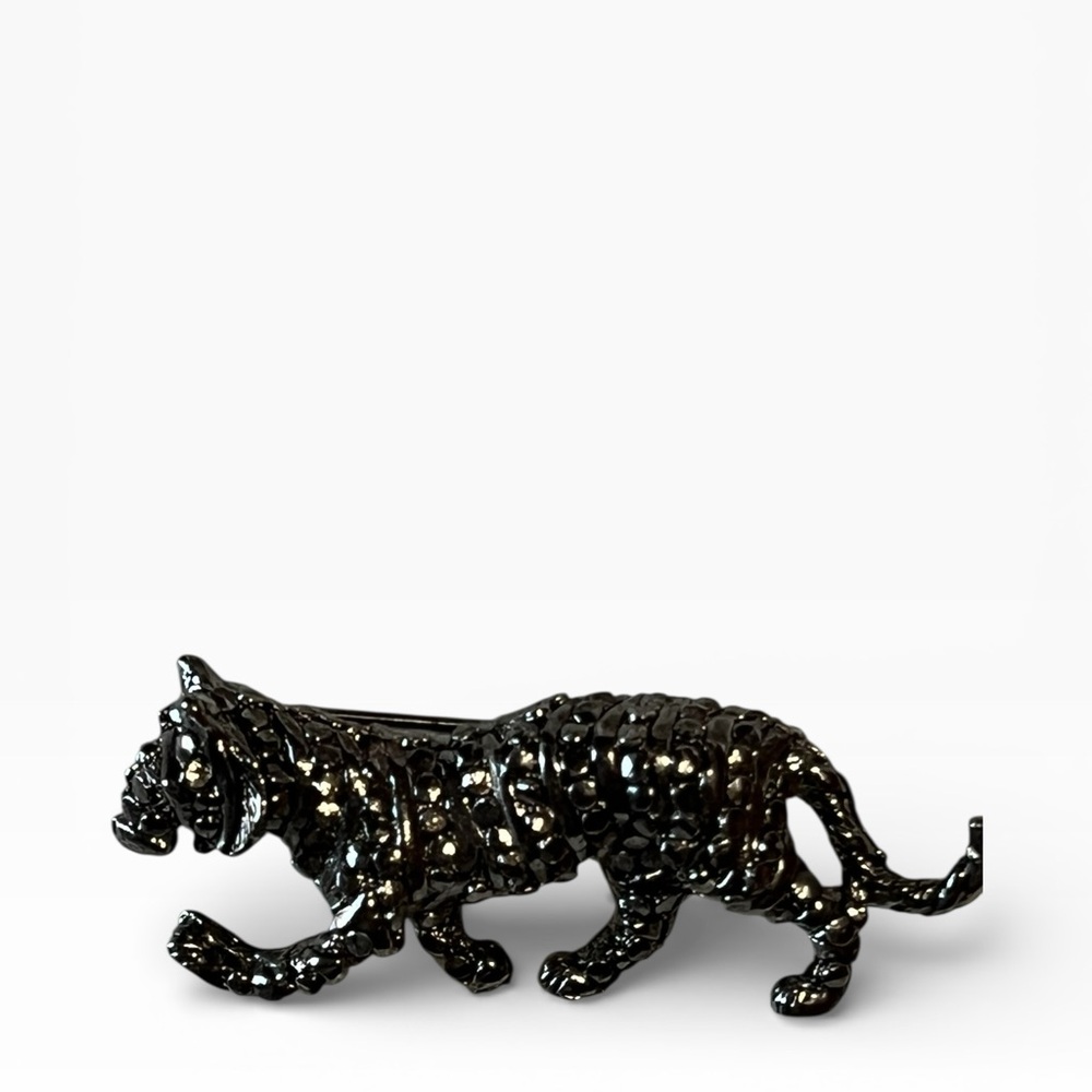 Vintage Elegant Silver Toned Cheetah Brooch